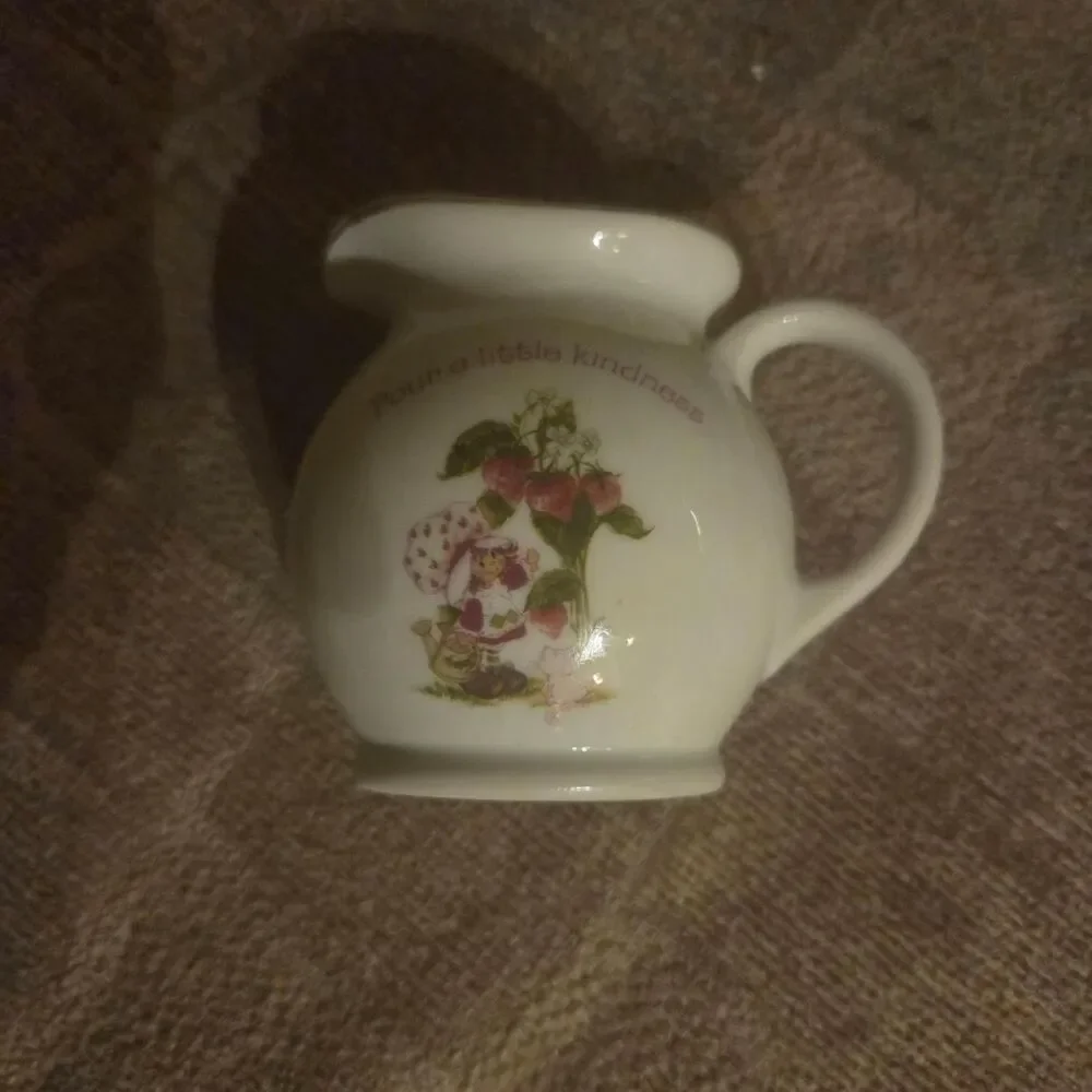 Unbranded White and Cream Dinnerware